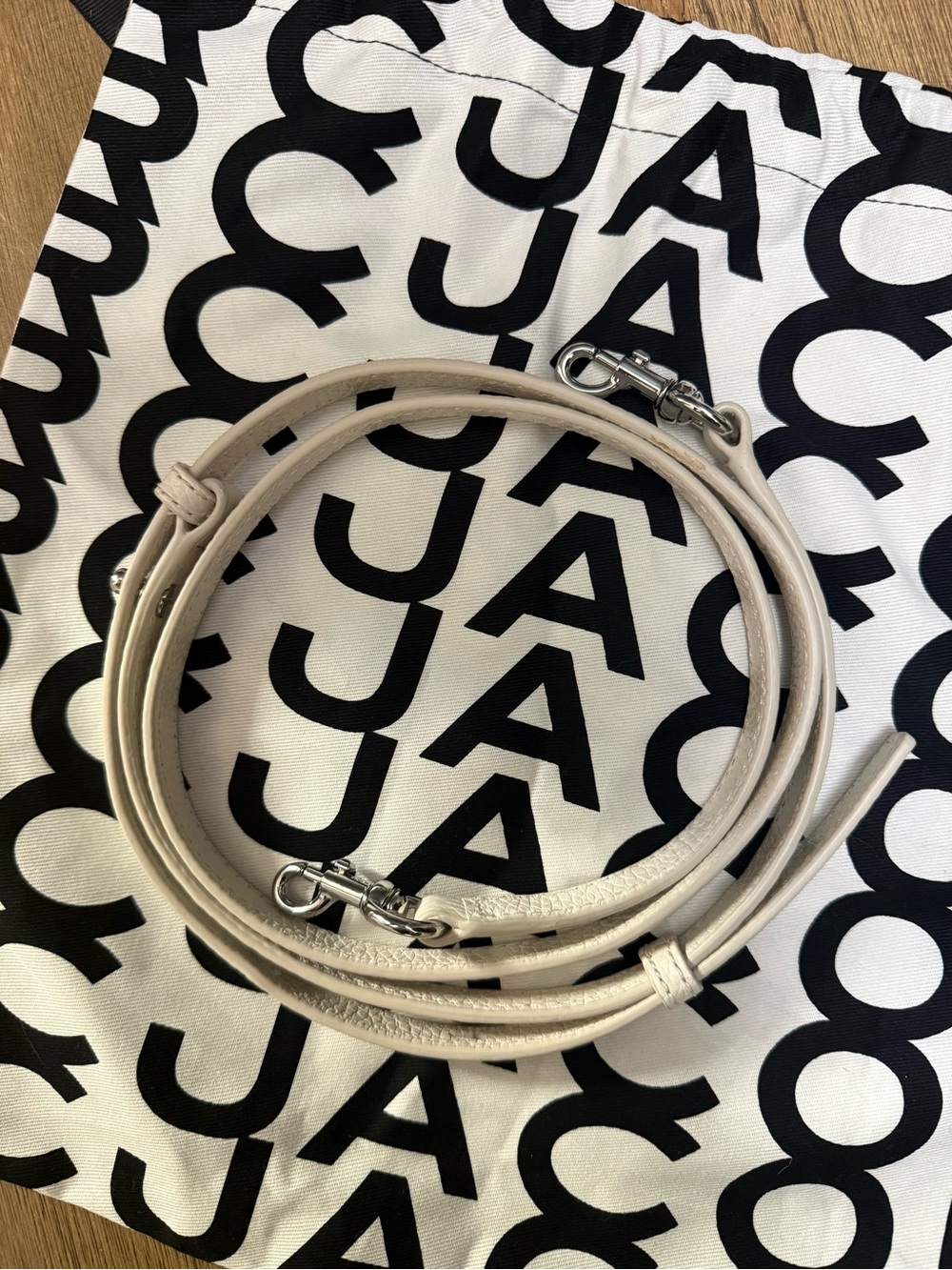 Marc Jacobs Small Leather Bucket Bag in Cream - Picture 2 of 7